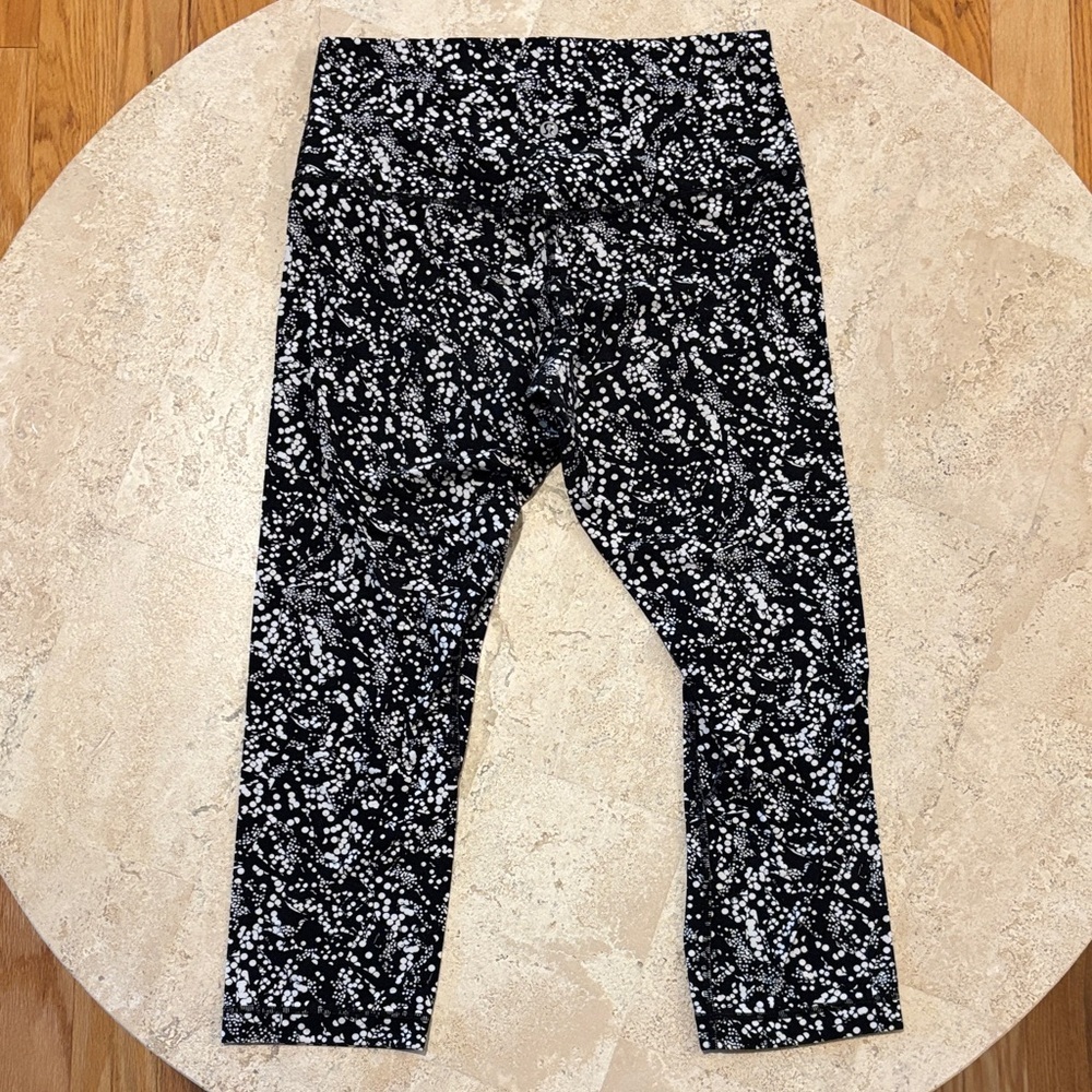 Lululemon Wunder Under size‎ 8 Black and White Splatter/Pebble cropped Leggings